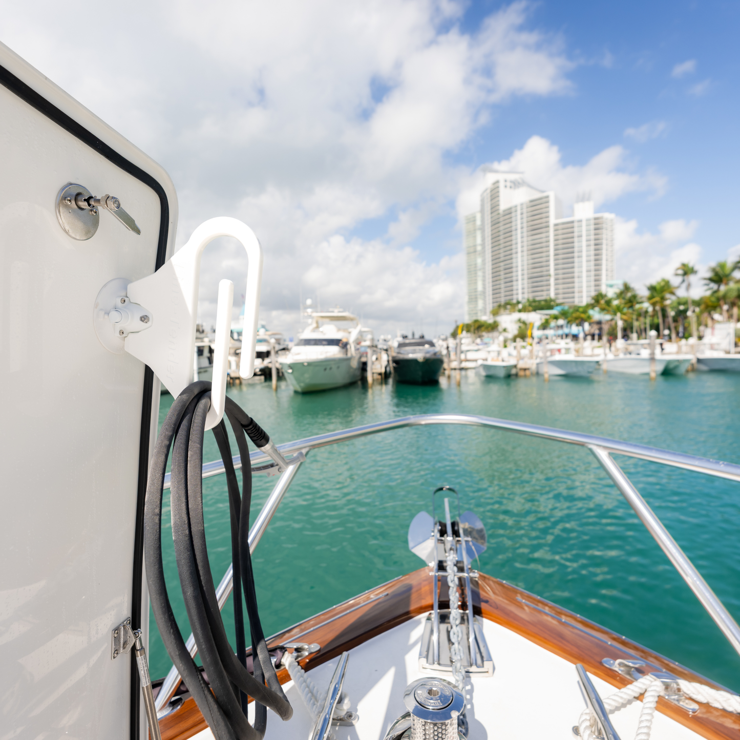 Line Tender: Mount for Outboard Motor Dock Lines